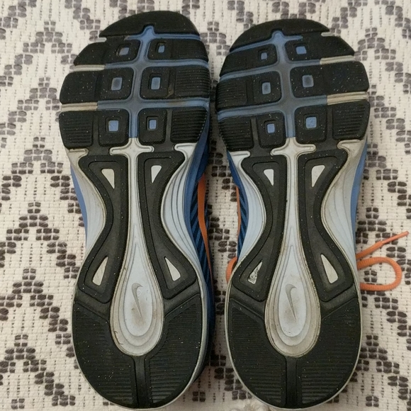 Nike Tennis Shoes - Picture 3 of 9